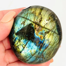 Load image into Gallery viewer, Labradorite Palmstone #78
