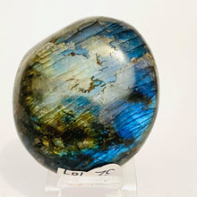 Load image into Gallery viewer, Labradorite Palmstone #78
